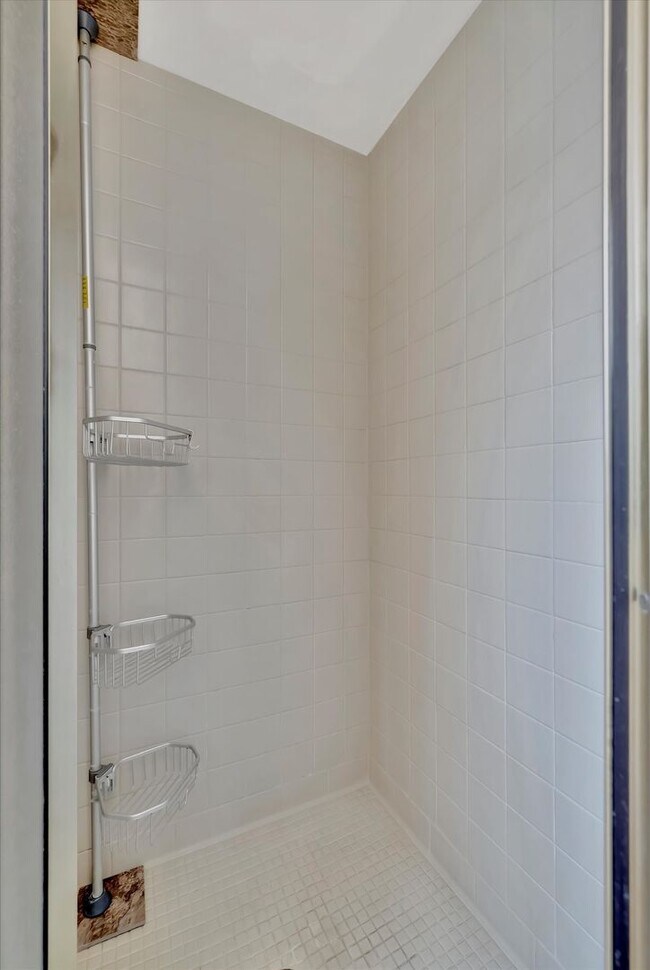 Building Photo - Beautiful 3-Bed / 2 Bath Pool Home in Sara...