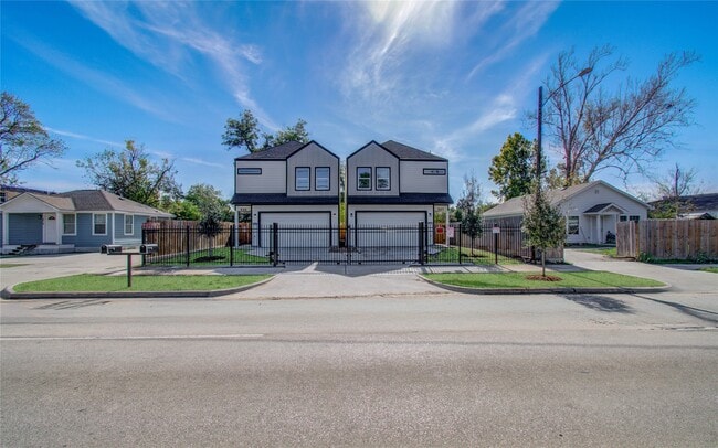 Building Photo - 835 S Victory Dr