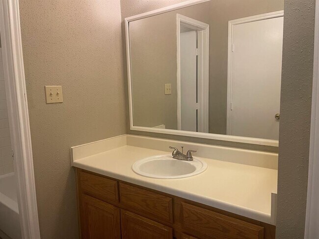 Building Photo - 2222 Millstone Dr