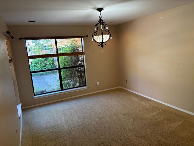 Building Photo - Large Home in Warr Acres, Putnam City Schools