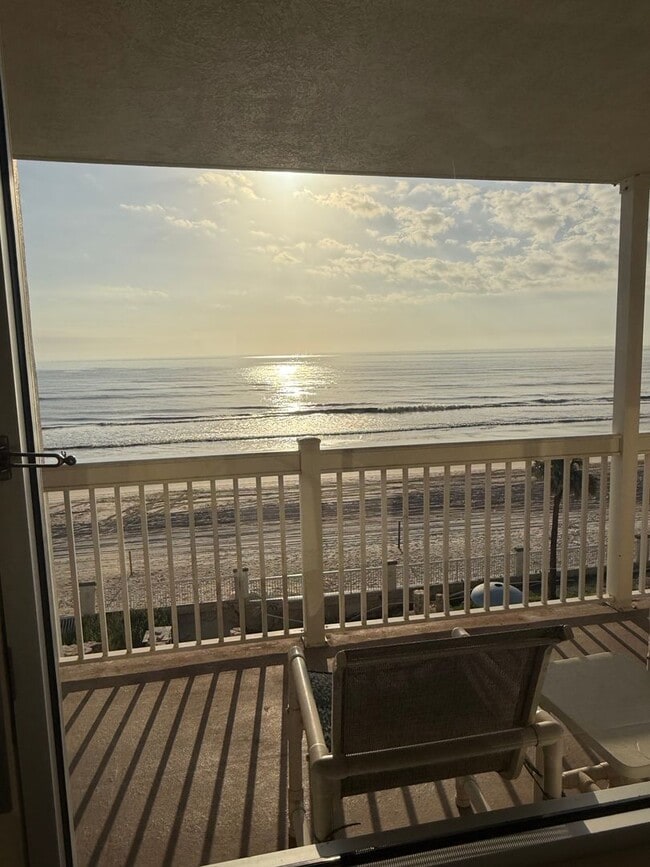 Building Photo - Ocean FRONT Studio! Amazing and must see! DEPOSIT-FREE Renting option thru OBLIGO! Deposit Altern...