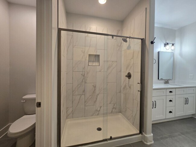 Building Photo - End Unit 3/3.5 Townhome w/ Community Pool!