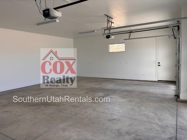 Building Photo - Washington Vistas 3 bed plus office Single...