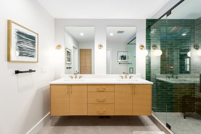 Building Photo - Stunning 5-Bedroom Modern Home with Panora...