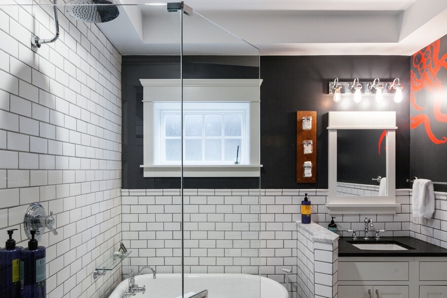 Building Photo - 337 NE 54th St