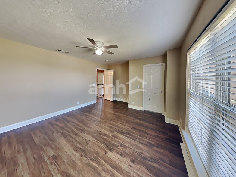 Building Photo - 347 Titans Cir