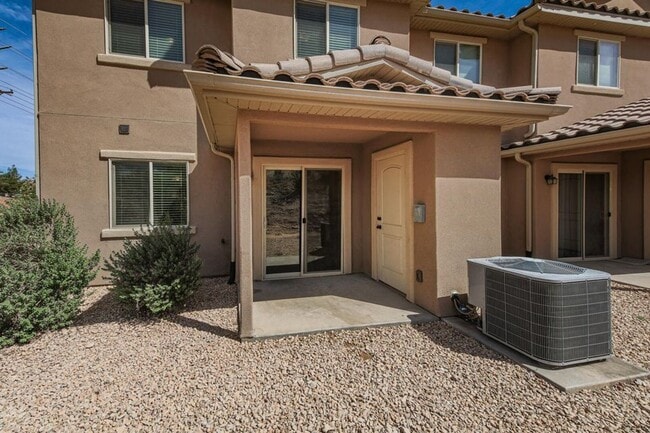 Building Photo - Beautiful Fossil Hills END UNIT!!