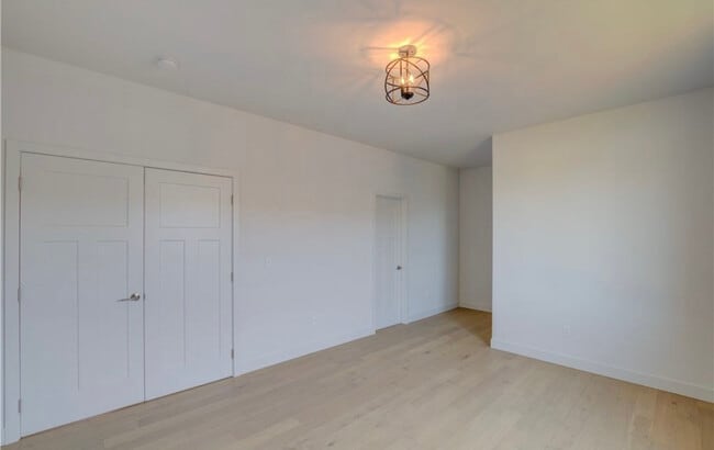 Building Photo - Townhouse 911