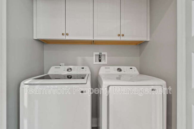 Building Photo - 7763 Park Gate Dr