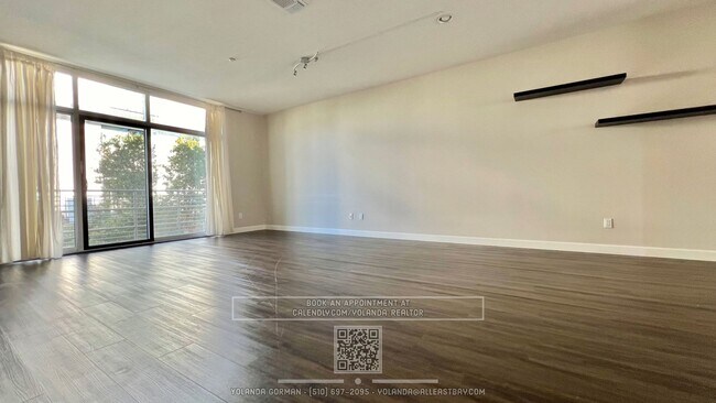 Building Photo - Contemporary Townhouse Living at Its Finest
