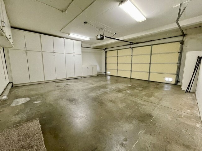 Building Photo - Beautiful 3 Bedroom 2.5 Bath Condo!