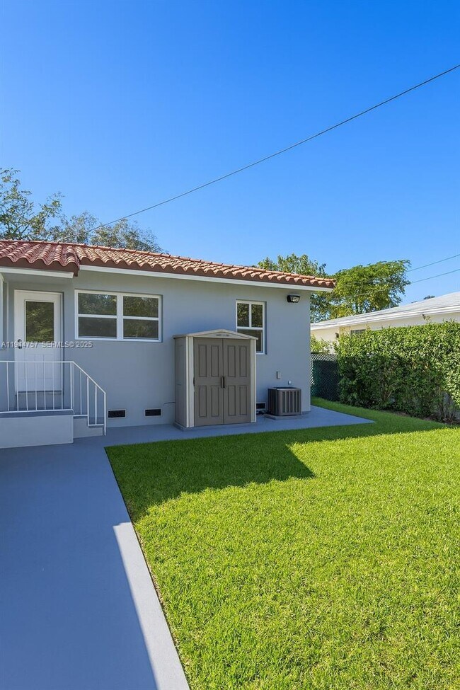 Building Photo - 5825 SW 9th Terrace