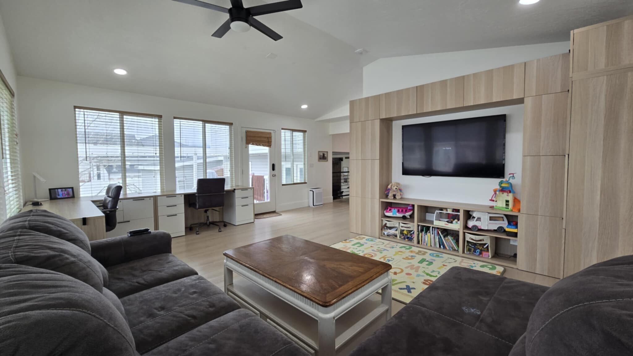 Family room with built-in storage - 2504 W Pine Needle Pl