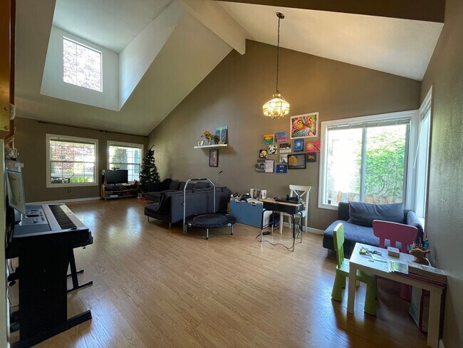 Building Photo - Charming Rock Creek 3 Bed 2.5 Bath - Centr...