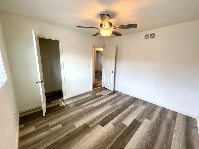 Building Photo - Beautifully Remodeled Large 3 Bedroom 2 Ba...