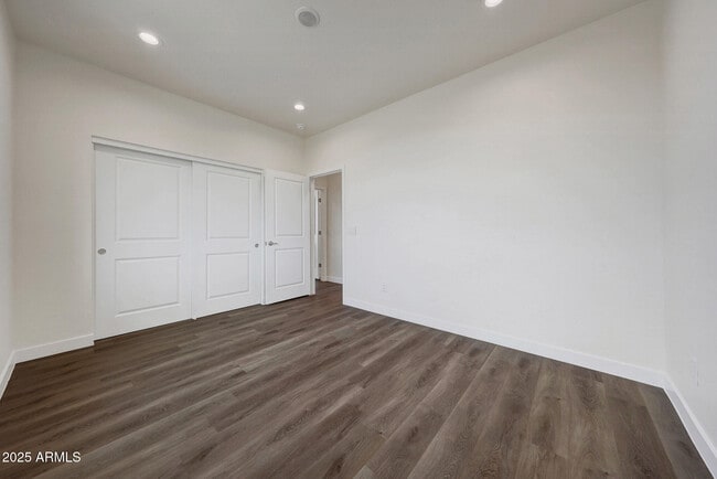 Building Photo - 921 E Desert Ln