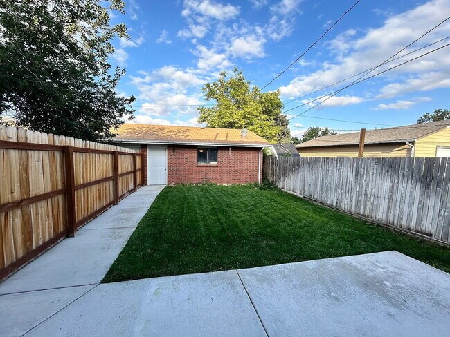 Building Photo - "Charming Duplex Retreat on Inca Street – Spacious 3-Bedroom Haven with 2.5 Baths in Englewood!"