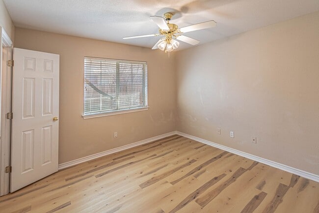 Building Photo - Available August 2026! 3 Bedroom 3 Bathroom Duplex with Fenced Yard!