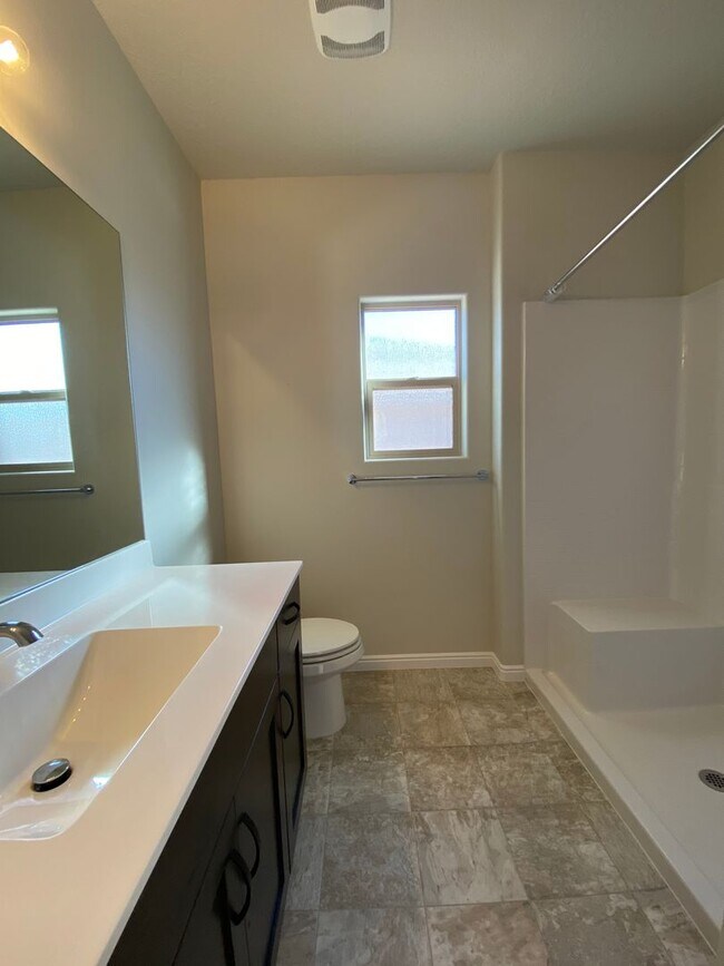 Building Photo - Stunning 6 bedroom in Little Valley