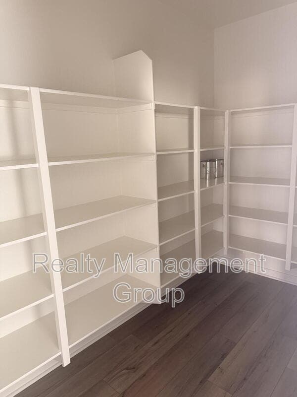 Building Photo - 5480 Shorefront Dr