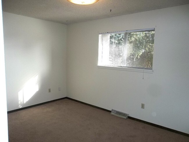 Building Photo - 829 Tyler St