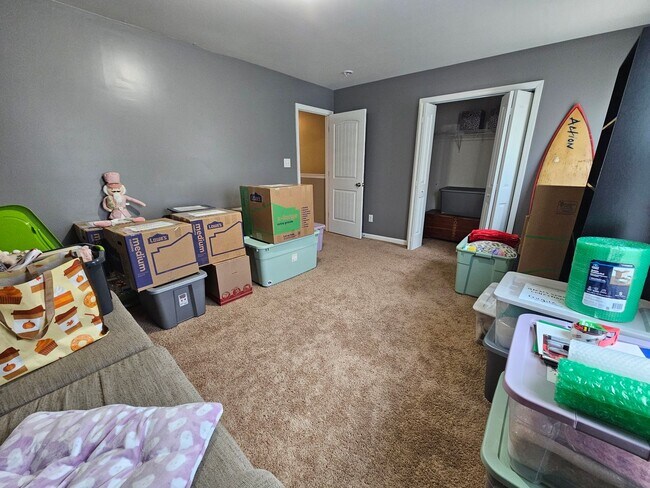 Building Photo - Spacious & Well Maintained Townhouse!