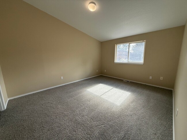 Building Photo - 3 Bed/2 Bath Single Level Home with Fenced Backyard