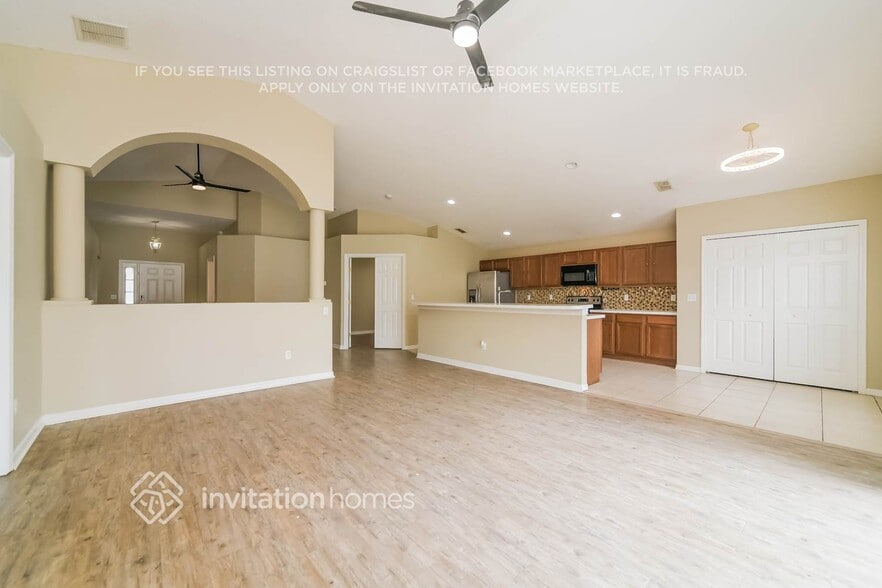 Building Photo - 727 Versailles Ln