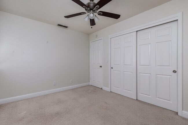 Building Photo - 953 E Buckhill Rd