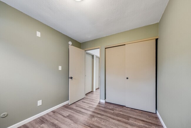 Building Photo - 2 bedroom 1 Bathroom Condo-
