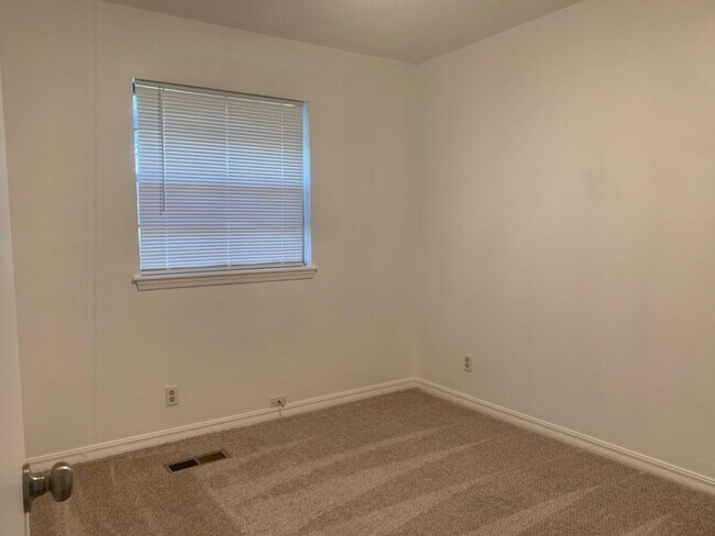 Building Photo - Come check out this super clean 3 bed, 2 b...