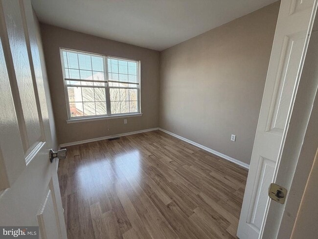 Building Photo - 20 Emandan Ln