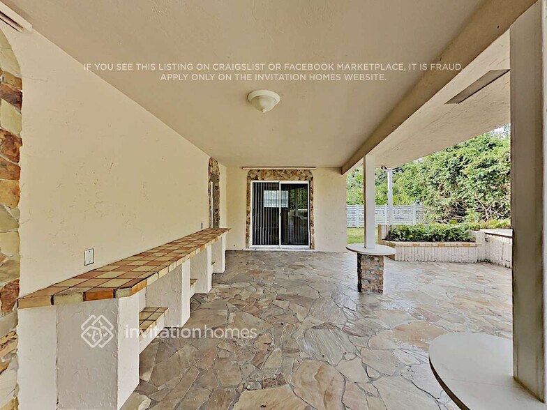 Building Photo - 1099 NW 5th Ave