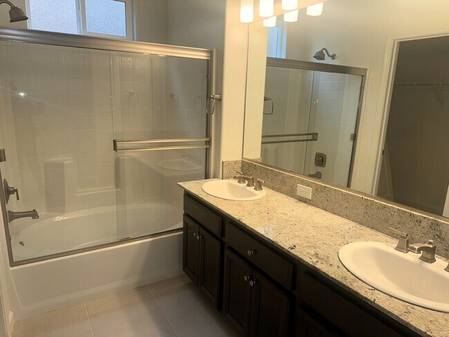 Building Photo - 4324 N Sandrini Ave