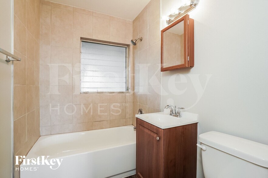 Building Photo - 21586 Edgewater Dr