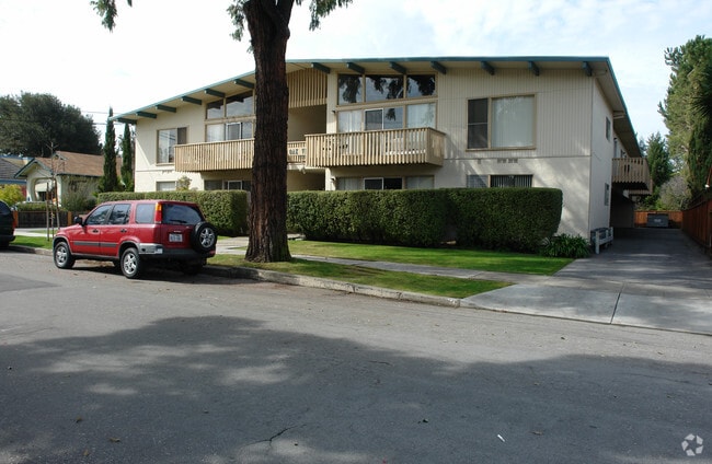 Building Photo - Oak Villa