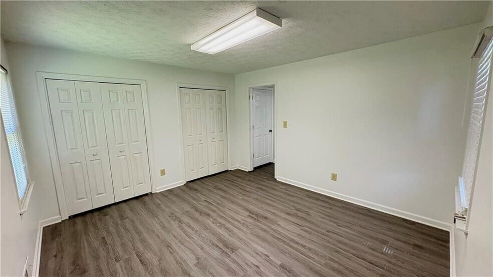 Building Photo - 2421 Fieldstone Dr SE