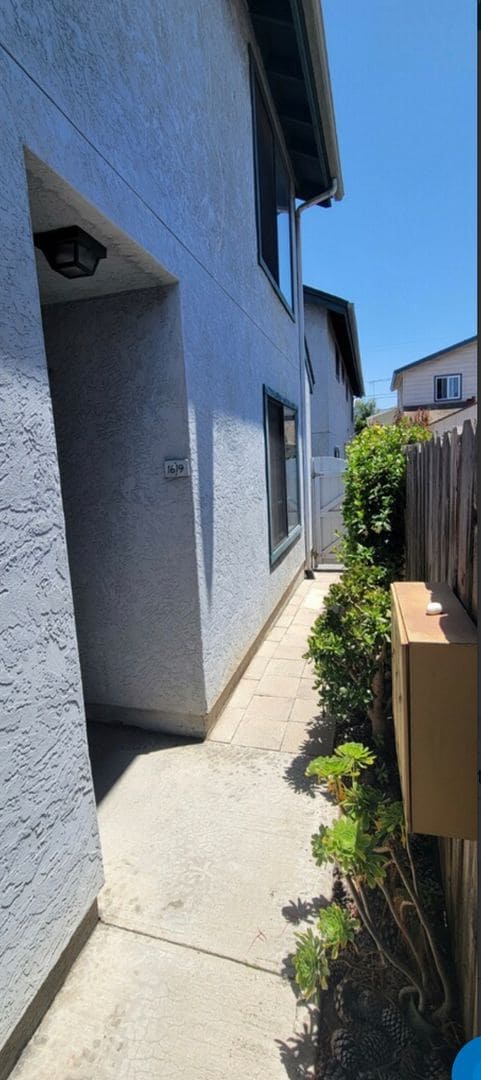 Building Photo - Upstairs 2 bed/1bath Apartment in Pacific Beach