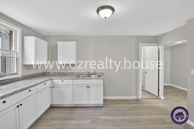 Building Photo - 160 Bronson Ave