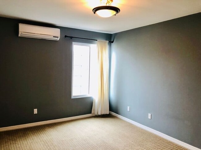 Building Photo - Sunny Top Floor 2BD/2BA Condo in Desirable...