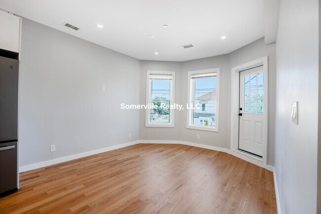 Building Photo - 3 BED 2 BATH IN ALLSTON AVAILABLE JAN 1st!!