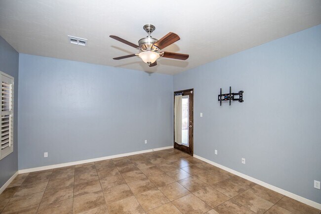 Building Photo - Spectacular open floor plan home!