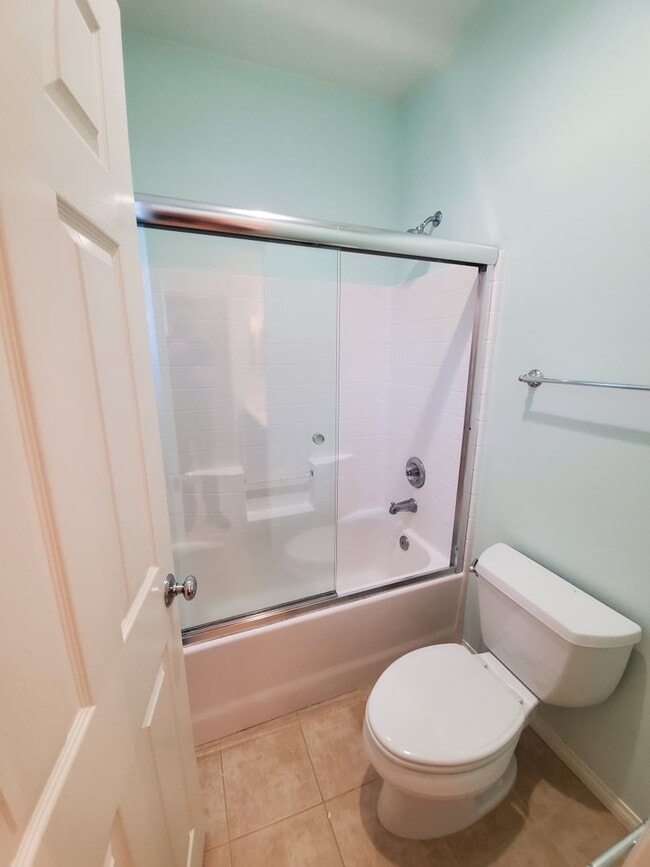 Building Photo - Spacious 4 Bedroom 3 Bath Two Story Riverp...