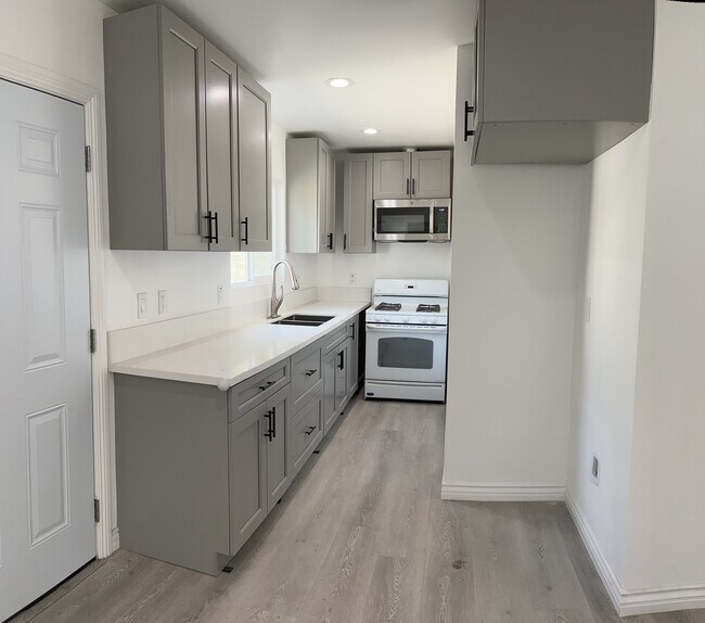 Building Photo - 8136 Walnut Dr
