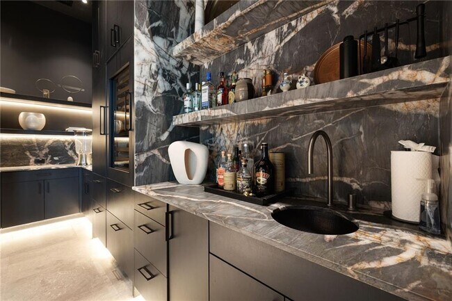 Building Photo - 725 Rocky Point Dr