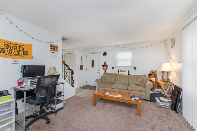 Building Photo - 87 Moxon Dr