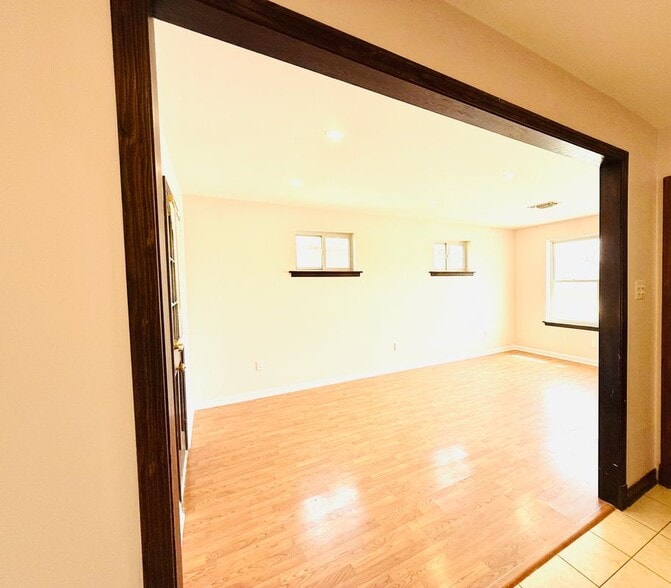 Building Photo - 1104 N Bengal Rd