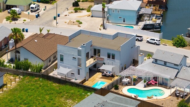 Building Photo - 15130 Reales Dr