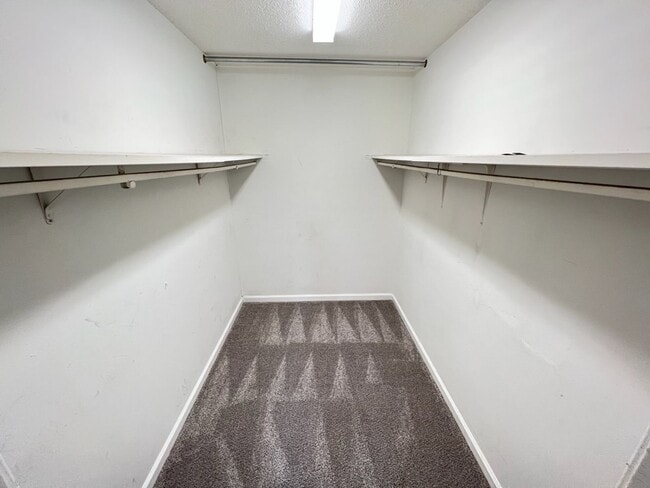 Building Photo - Adorable 3 Bedroom Townhouse w/ 1st Floor Bedroom