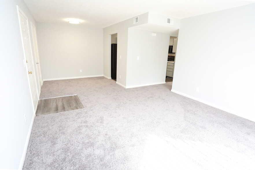 1BR, 1BA - 863 SF - Living Room - Ashby Apartments